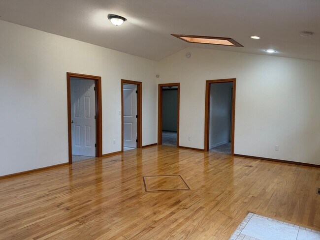 Building Photo - Charming Everett Rambler — 3 Bedrooms + Bonus Room