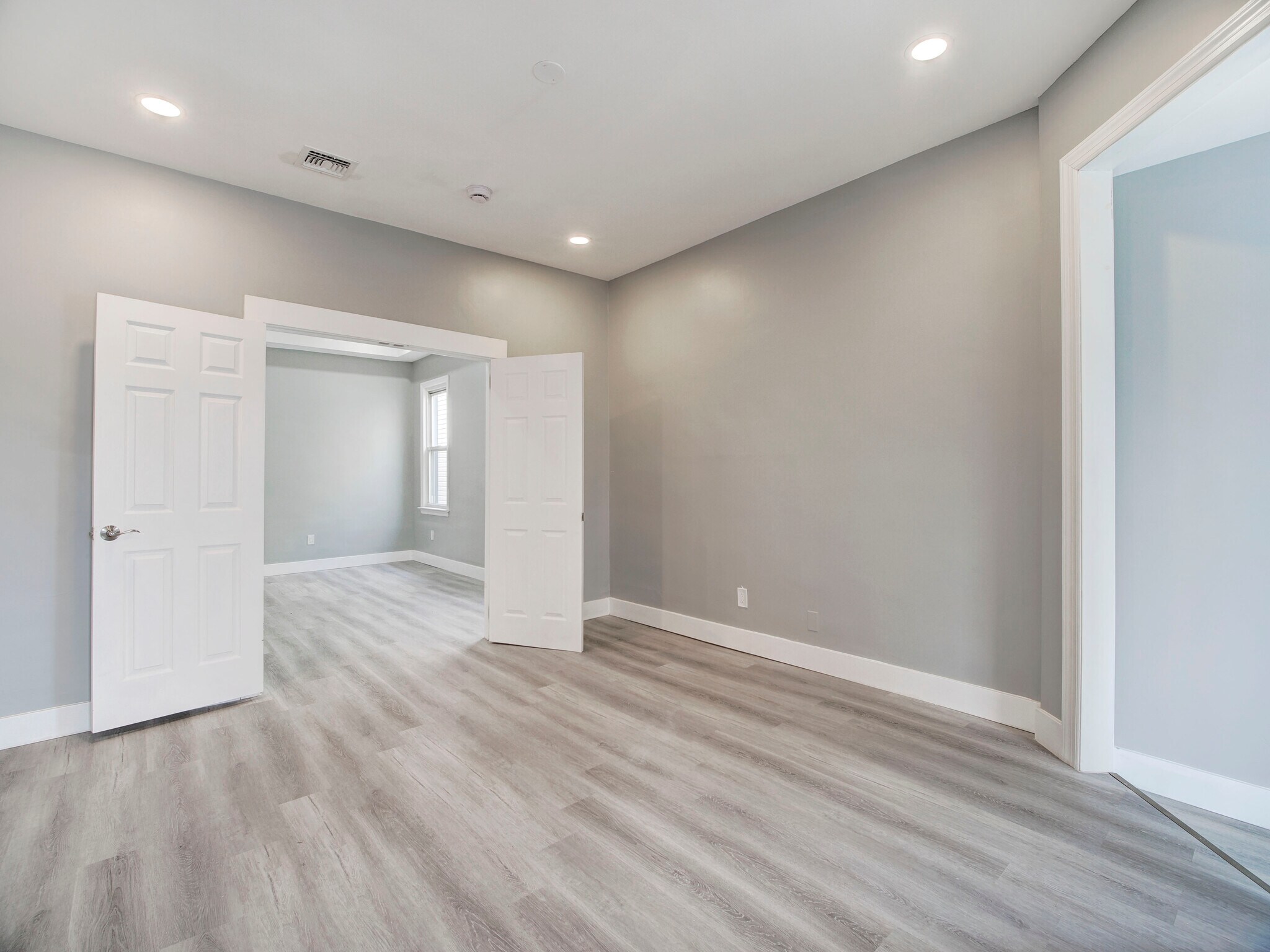 Building Photo - 20 W 49th St