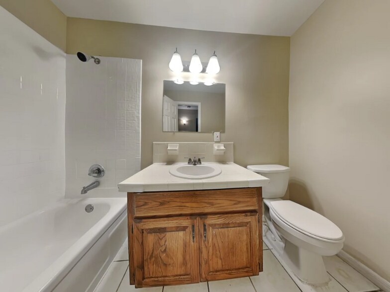 Building Photo - 902 Sunshine Way SW