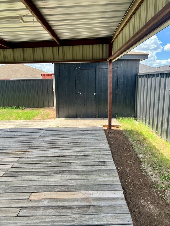 Building Photo - Spacious 4-Bedroom Home with Designer Touc...