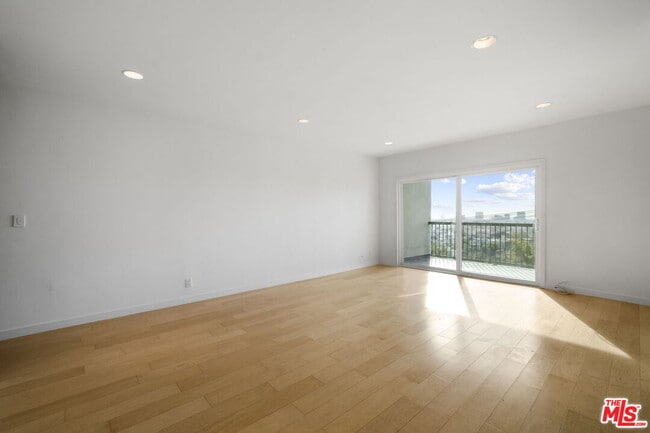 Building Photo - 8550 Holloway Dr