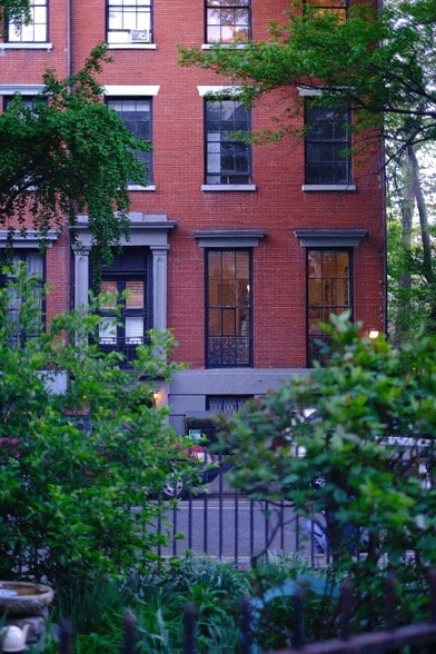 Building Photo - East 10th Street
