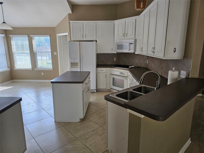 Building Photo - 27182 Kings Manor Dr S