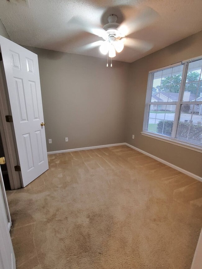 Building Photo - COMING SOON! Nice 3 bedroom in the Heart o...