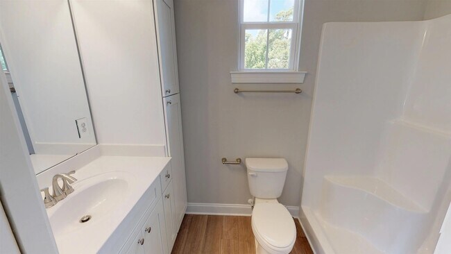 Building Photo - 60 Racquet Club Dr