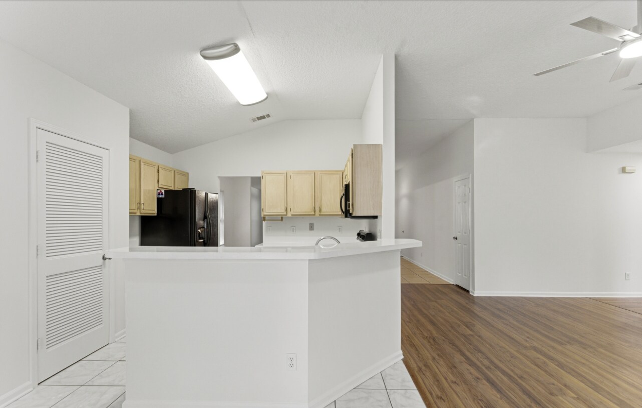 Building Photo - 8510 Majestic Oaks Dr S