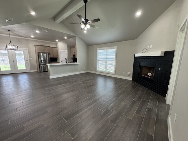 Building Photo - Charming 4-Bedroom Haven with 2 Full Baths...