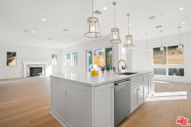 Building Photo - 744 N Almar Ave