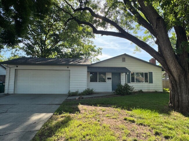 Building Photo - Available NOW - 3 Bed Home Near Bidwell Park