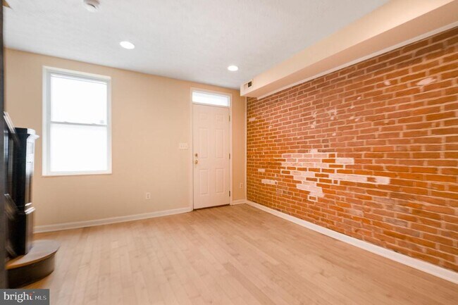Building Photo - 1123 W Lombard St