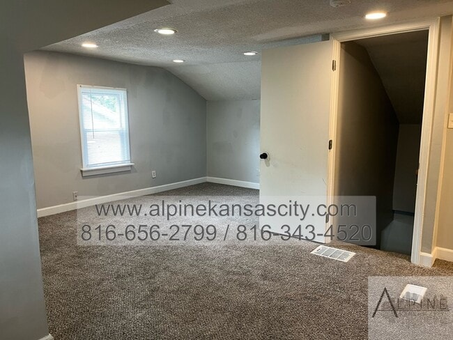 Building Photo - Spacious Upstairs Loft with Bathroom!