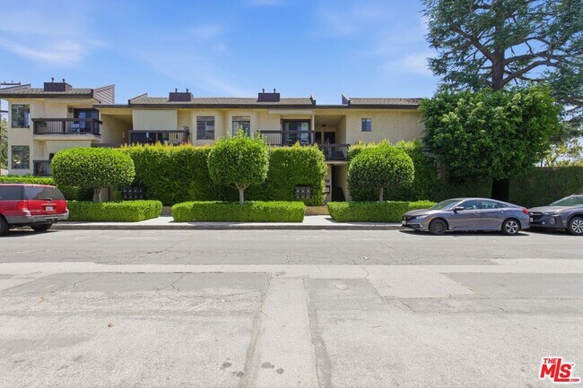 Building Photo - 13025 Moorpark St