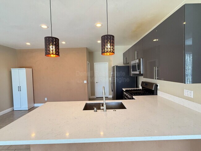 Building Photo - 6425 W Desert Hollow Dr