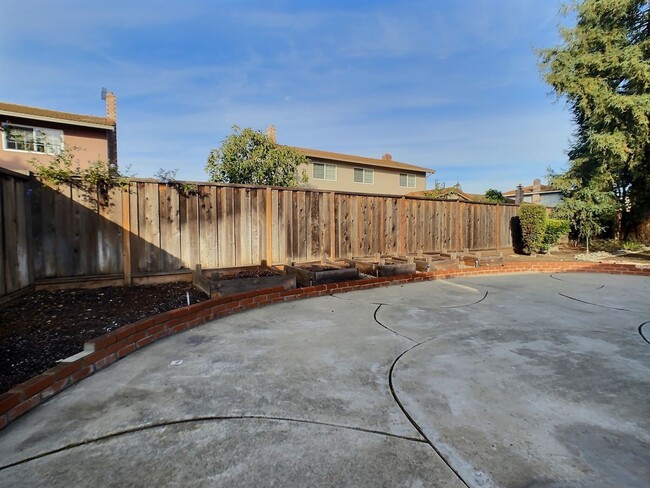 Building Photo - 4 Bedroom Home in the quiet Vista Park Nei...