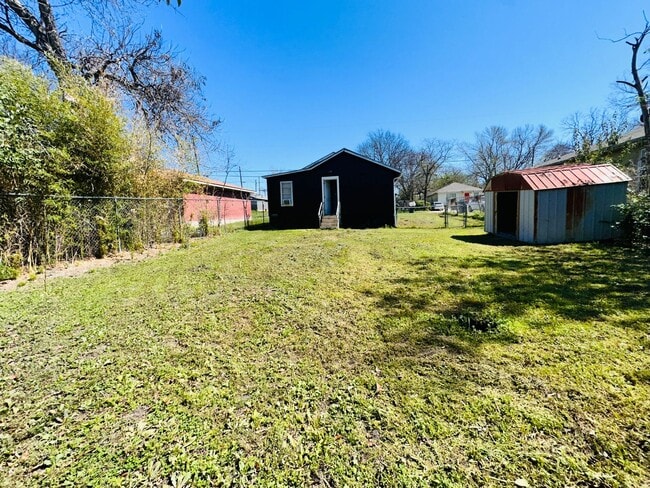Building Photo - 3 bedroom one bath
