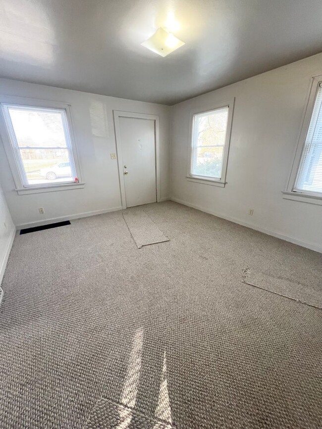 Building Photo - New Listing! 1 Bedroom House on Lillie St!