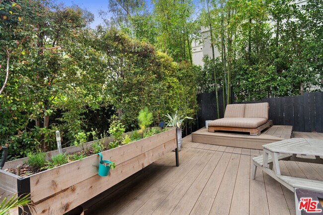 Building Photo - 2065 Watsonia Terrace