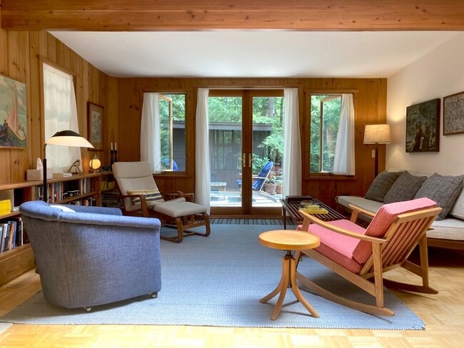 Building Photo - 2 Bedroom Extended Stay in Williamsburg with Low Off-Season Rates!