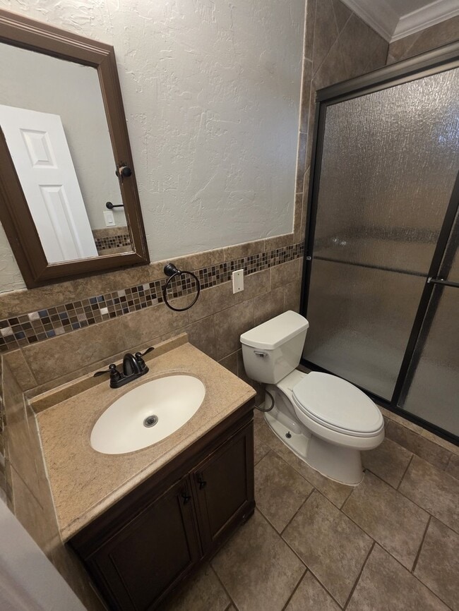 Building Photo - 3 bed 1 bath remodeled home, move in ready!