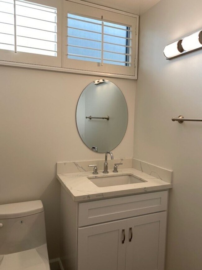 Building Photo - Welcome to this beautiful 4 bedroom home in the highly desirable "Port Streets" of Newport Beach