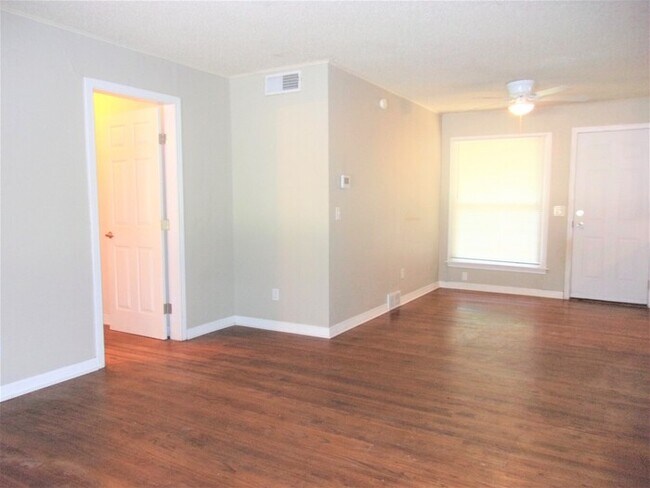 Building Photo - 3 BED 1 BATH IN CASADY HEIGHTS ADDITION OF THE VILLAGE