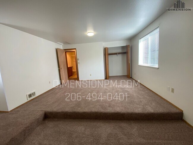 Building Photo - 5823 Fleming St