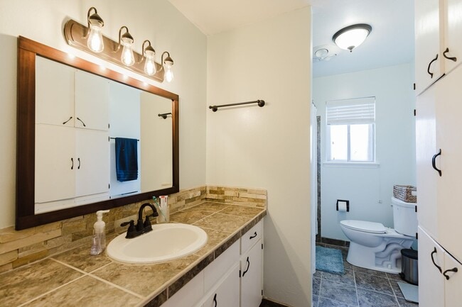 Building Photo - Adorable 3 Bedroom Home