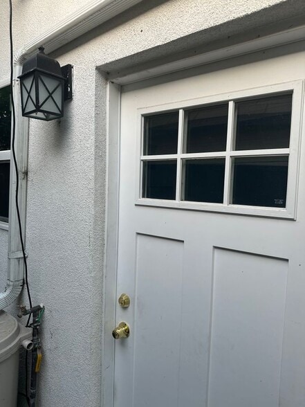 Building Photo - 1351 1/4 East 41st Place