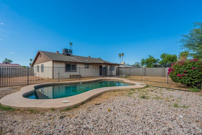 Building Photo - Wonderful East Valley Home! 4bedroom 1.5 B...
