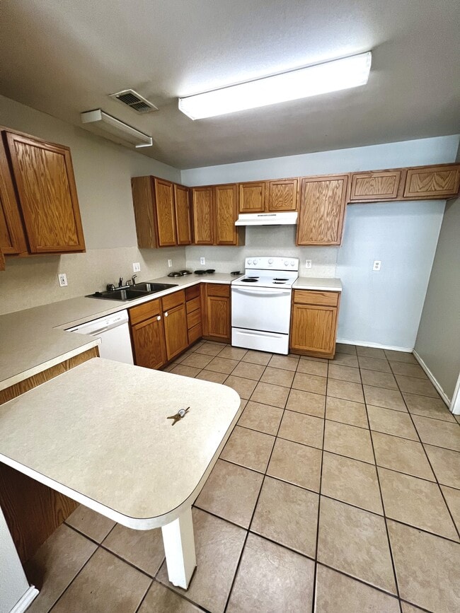 Building Photo - 510 N Brentwood Ave