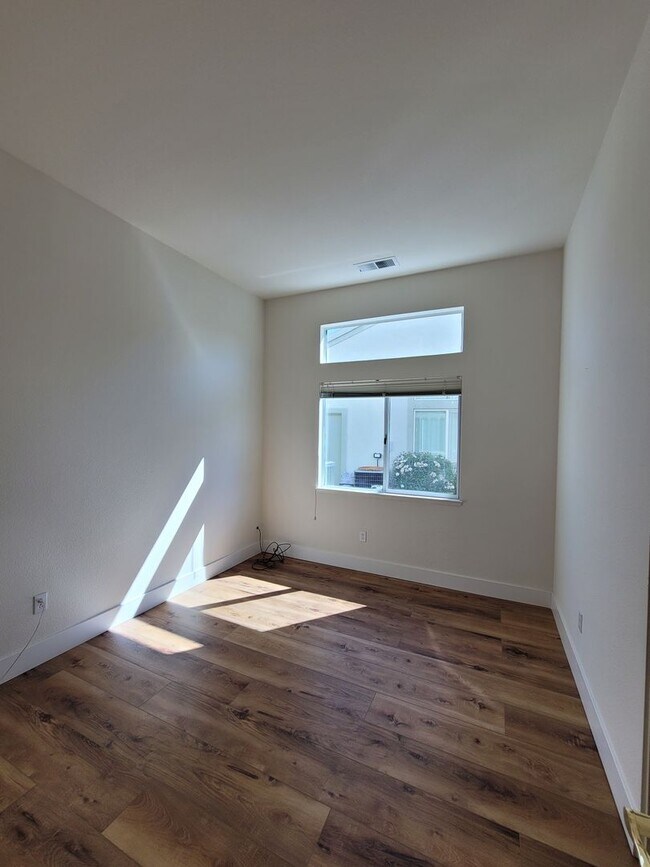 Building Photo - Stunning 2-Bed, 2.5-Bath Entertainer's Gem in Gated Summerset I