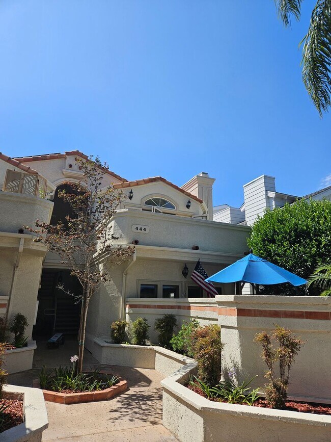 Building Photo - Light, bright and spacious 3 bedroom Coronado condo with garage!