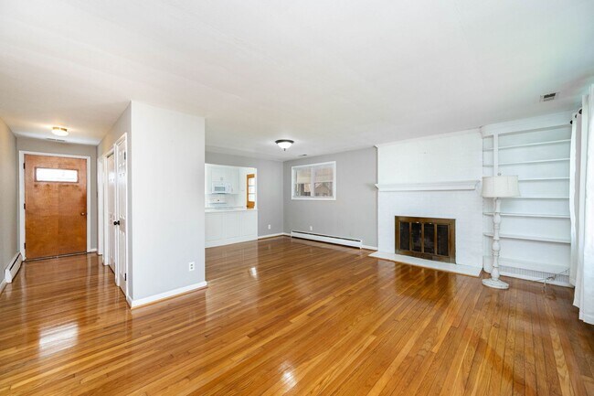 Building Photo - 3 Bedroom Home For Rent in Sandston VA With Detached Garage, Fenced Yard, and Lawn Care Included