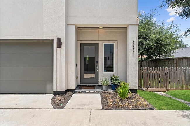 Building Photo - 2422 Cochran St