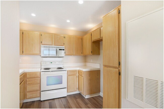 Building Photo - Stunning OCEAN VIEW Condo!