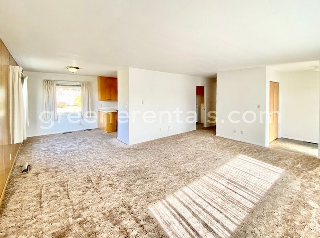 Building Photo - Large 2BD/2BA Montesano Duplex