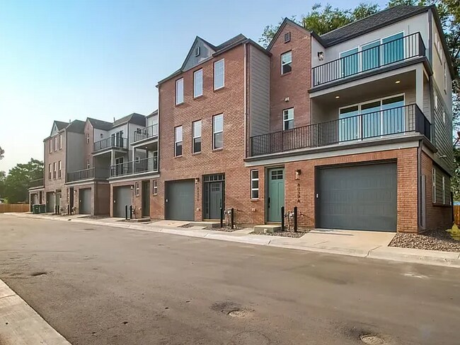 Building Photo - "Spacious 3-Bed Townhouse in Arvada with 2.5 Baths & 1854 Sq Ft of Comfort!"