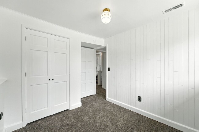 Building Photo - Spacious Tri-Level Home on Corner Lot – Av...