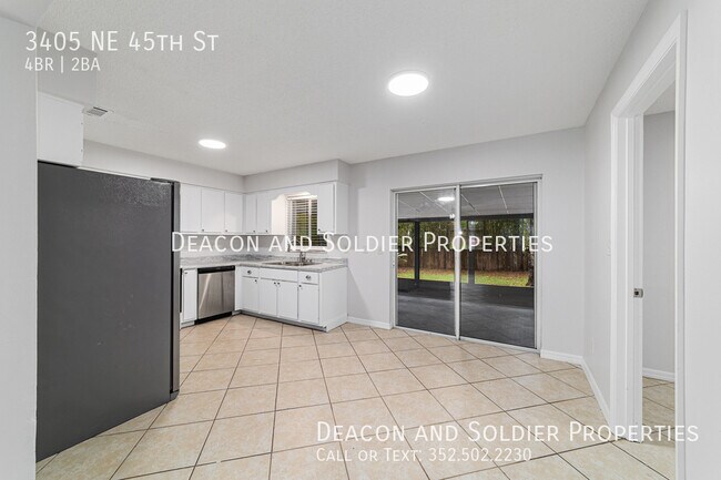 Building Photo - 3405 NE 45th St