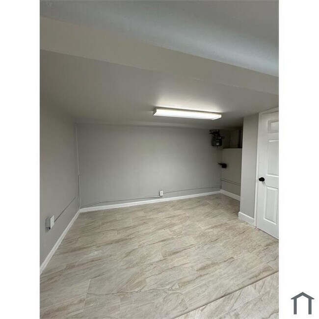 Building Photo - 3 Bedroom Complete Rehab