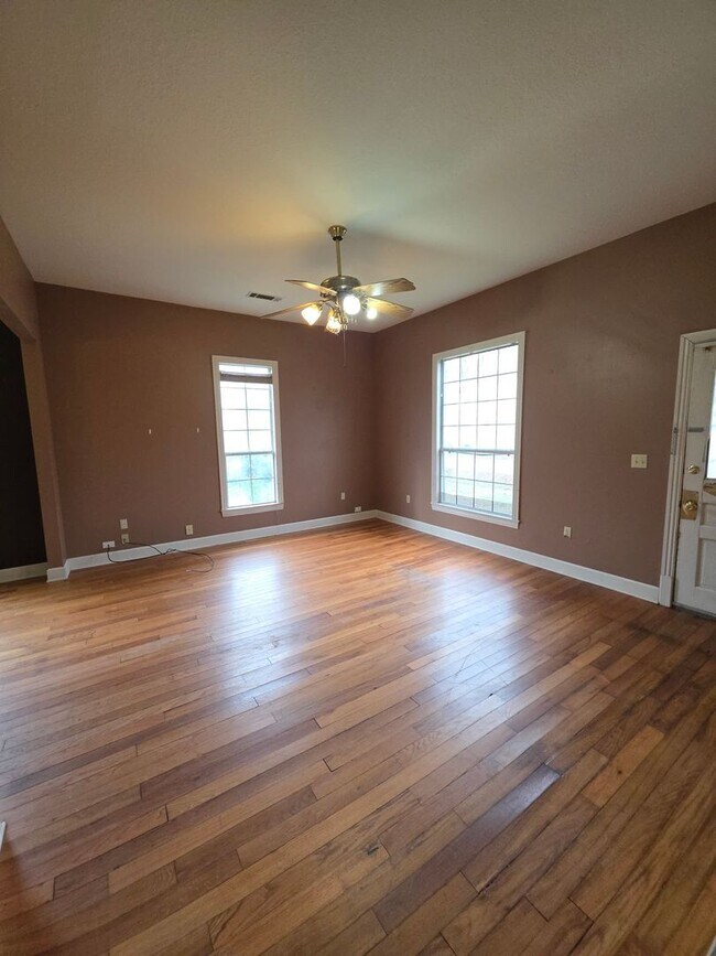 Building Photo - 217 W 7th St