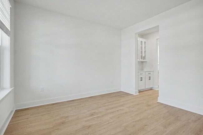 Building Photo - 3084 Claredon St