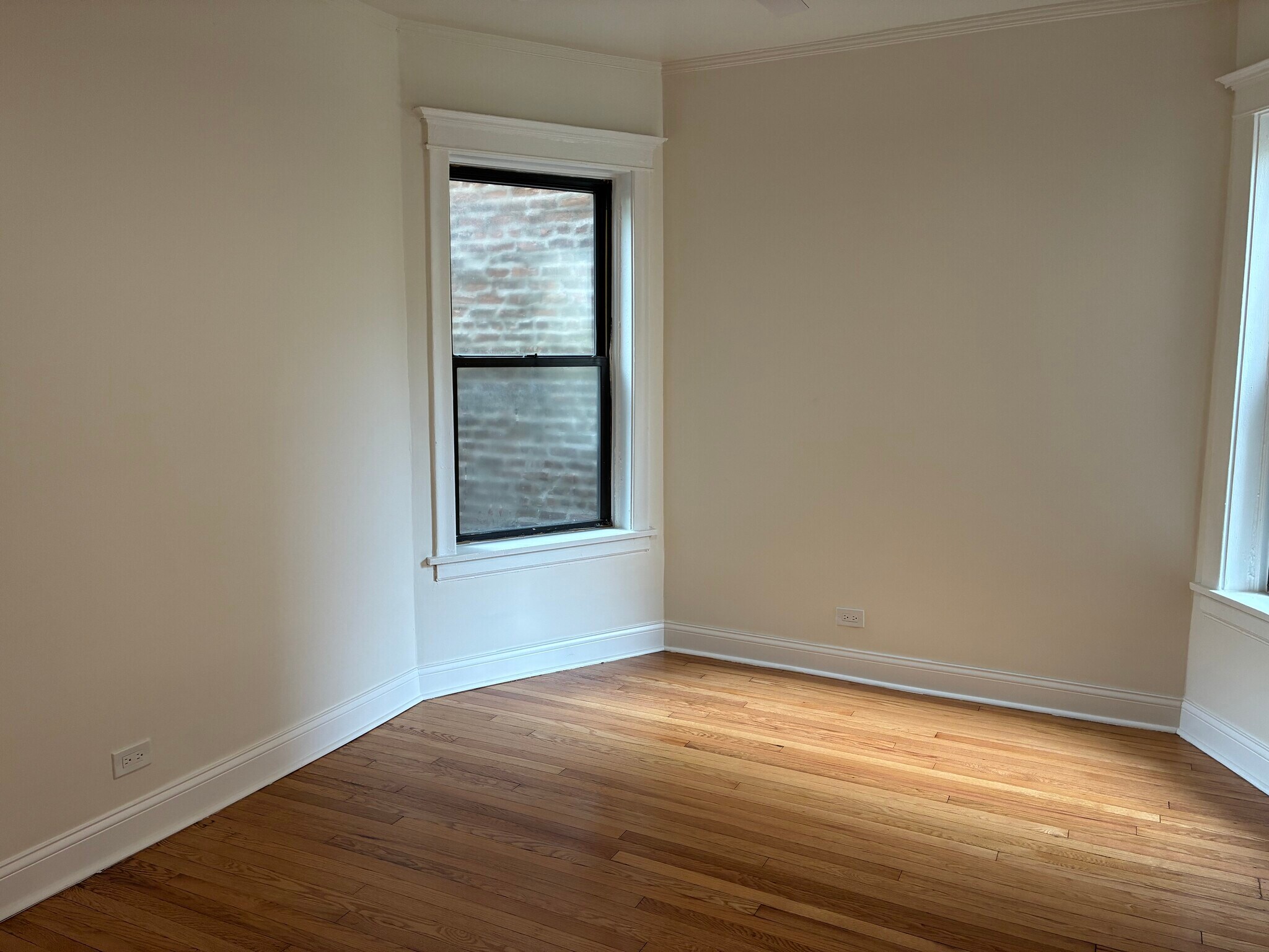 Building Photo - 6142 S Rhodes Ave