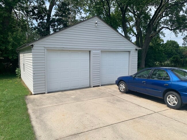 Building Photo - 3269 S 95th St