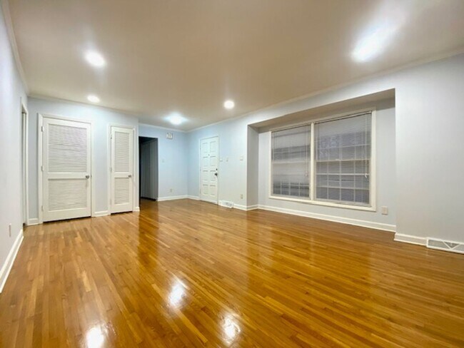 Building Photo - Established quiet neighborhood -3 bed,2 ba...