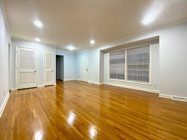 Building Photo - Nice quiet neighborhood -3 bed,2 bath bric...