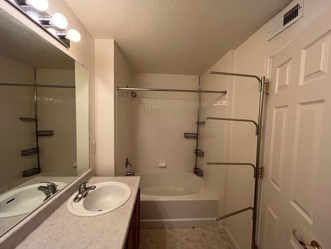Building Photo - Cozy 1 bed 1 bath in Gated community near DIA