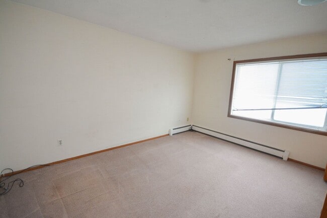 Building Photo - Rare 3bedroom Valhalla condo - basic cable & internet included!