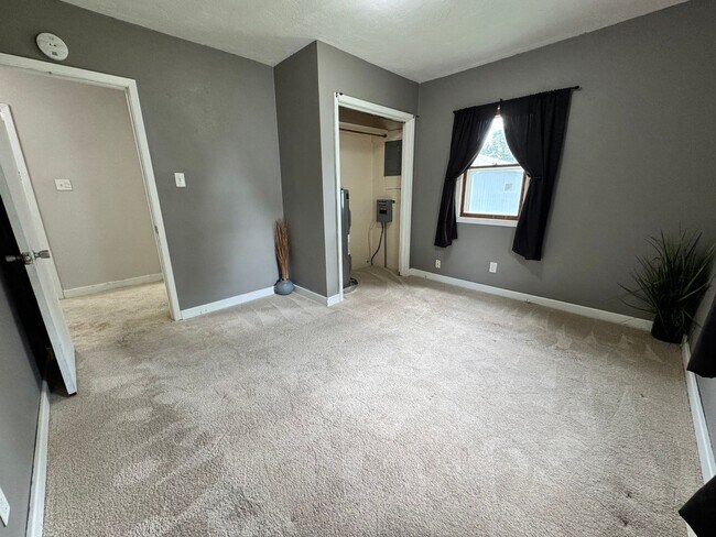 Building Photo - 3 Bed, 1 Bath Home for rent in Elk Run Heights