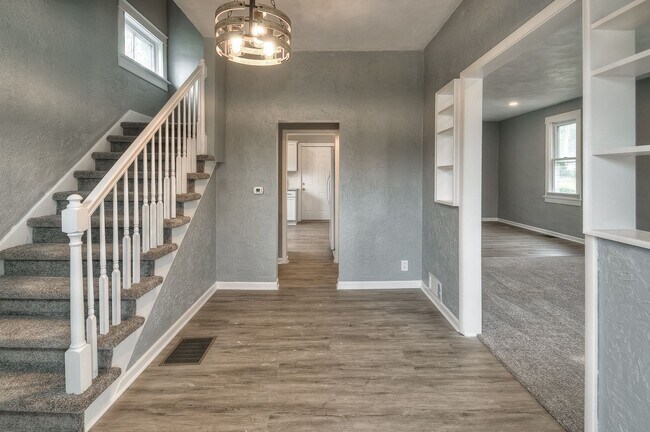 Building Photo - Beautifully updated 3-bedroom, 1-bath home that’s move-in ready.